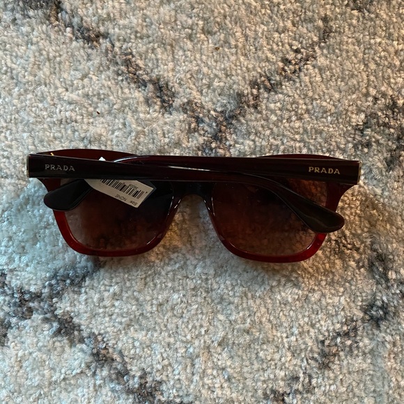 Prada - Picture 2 of 2